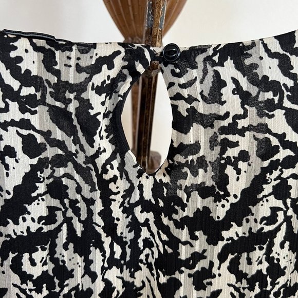 Blousology Women's Size 2X Abstract Long Sleeve Scoop-Neck Tie-Cuff Blouse - Picture 8 of 13